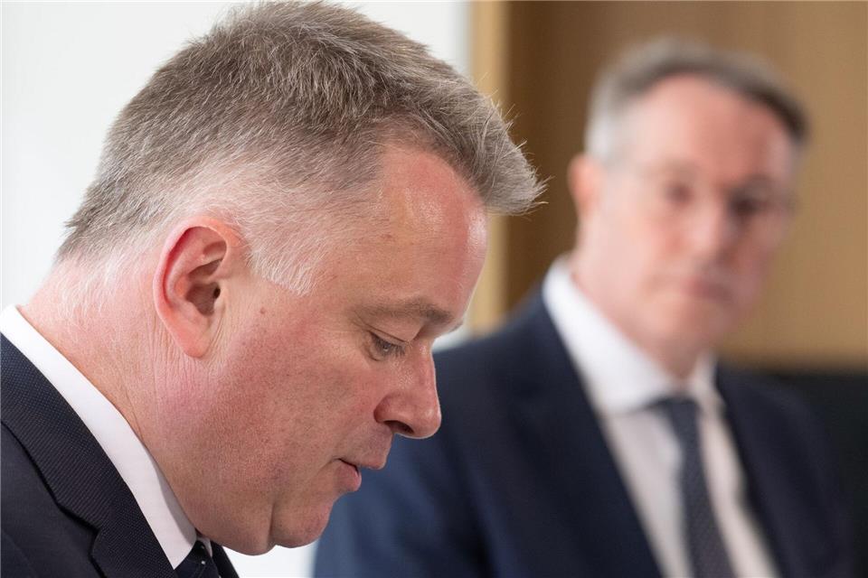 Der wohl künftige Ministerpräsident Gordon Schnieder (l, CDU) und sein Vorgänger Alexander Schweitzer (SPD), der dem Kabinett nicht angehören will.Boris Roessler/dpa