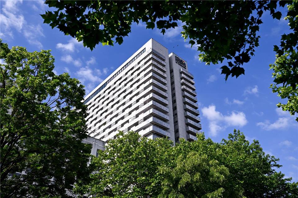 Der wuchtige Bau des Arabellahauses wird ab 2030 generalsaniert. Die Fassade des als „Stadt in der Stadt“ konziperten Gebäudes mit seinen 87.000 Quadratmetern Fläche soll komplett erneuert werden.Sven Hoppe/dpa
