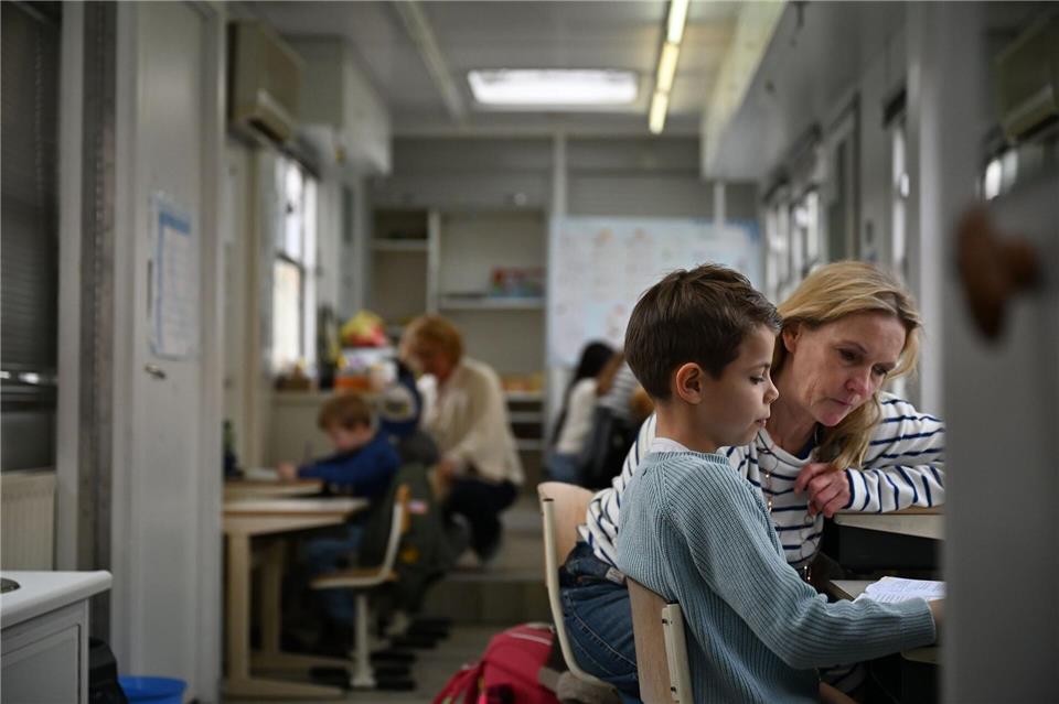 Der zehnjährige Orlando lernt gerade für eine Mathe-Prüfung. Dafür bekommt er Hilfe von Lehrerin Britta Boller.Leonie Asendorpf/dpa