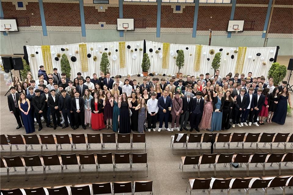 Der zehnte Jahrgang hat sich nach dem Gottesdienst in der Zweifachsporthalle zur Abschlussfeier getroffen.