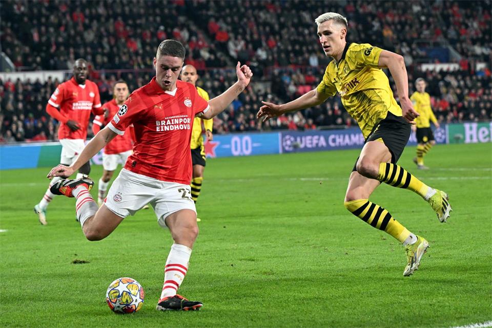 Der zentrale Mittelfeldspieler Joey Veerman (l) schließt sich Borussia Dortmund an. (Archivbild)Federico Gambarini/dpa