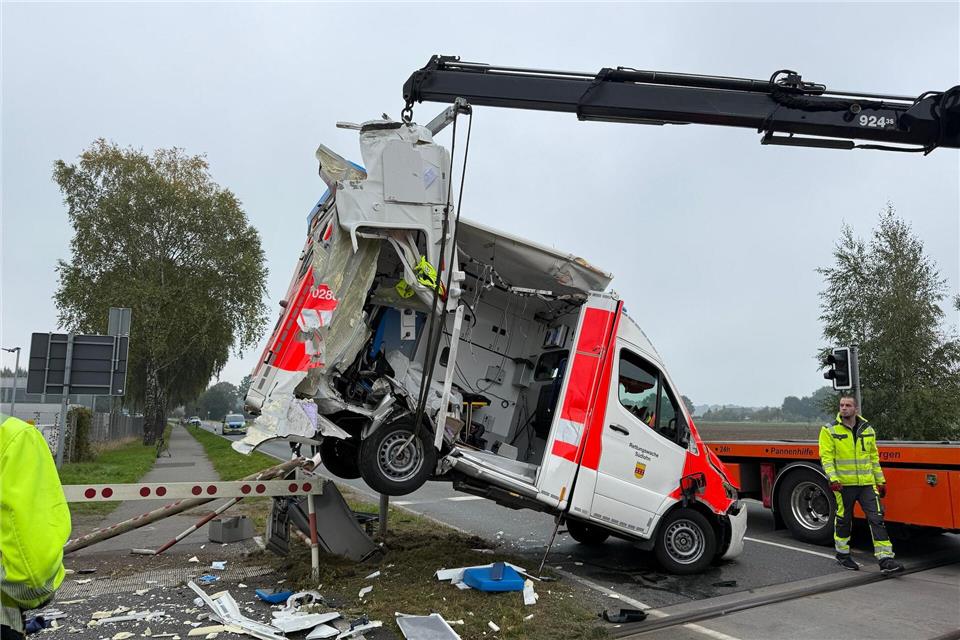Der zerstörte Krankenwagen wurde geborgen.TV7News/dpa