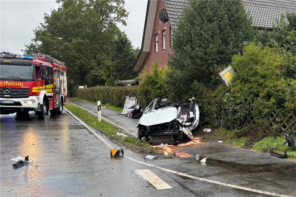 Der zerstörte Pkw kam auf einem Grundstück an der Kreuzung zum Stehen.