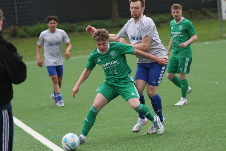 Der zuletzt so starke Raesfelder Mittelfeldmann Philipp Kölking (vorne) sitzt am Sonntag eine Gelbsperre ab.