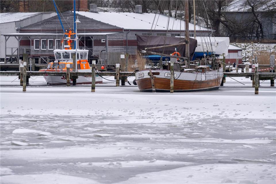 Der zuständige Hausmeister konnte zuletzt wegen der Eislage nicht zur Insel Vilm fahren.Stefan Sauer/dpa