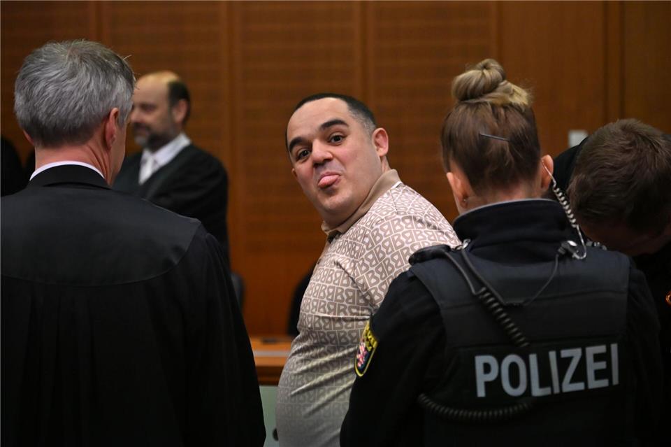 Der zweite Angeklagte, der Ukrainer Robert A., wird hereingebracht.-/POOL/AFP/dpa