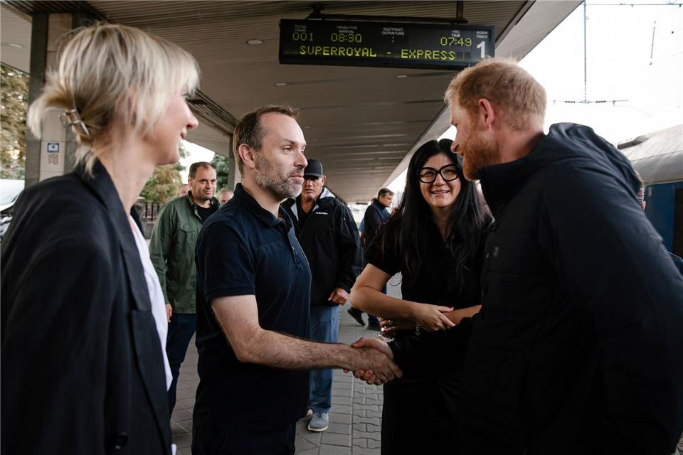 Der zweite Besuch in der Ukraine in nur wenigen Monaten: Prinz Harry besucht Kiew.Eisenbahngesellschaft Ukrzaliznytsia/AP/dpa