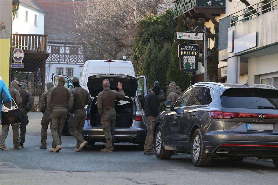 Der zwölfjährige Sohn rief die Polizei, weil sein Vater mit einem Messer bedroht wurde.Daniel Löb/dpa