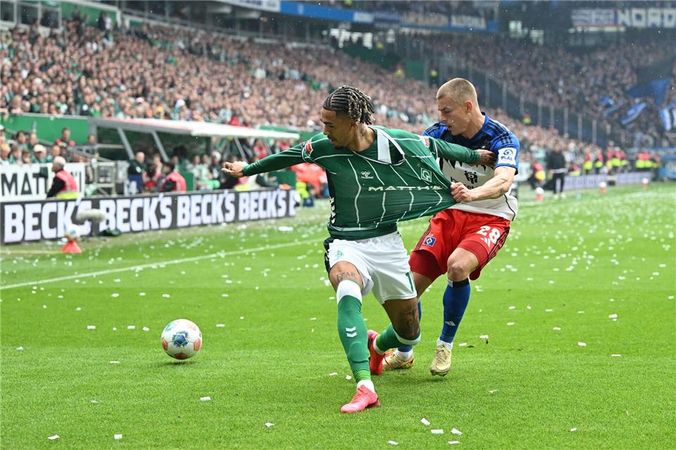 Derby-Duell: Werders Justin Njinmah (l) im Zweikampf mit Miro Muheim vom Hamburger SV. Carmen Jaspersen/dpa