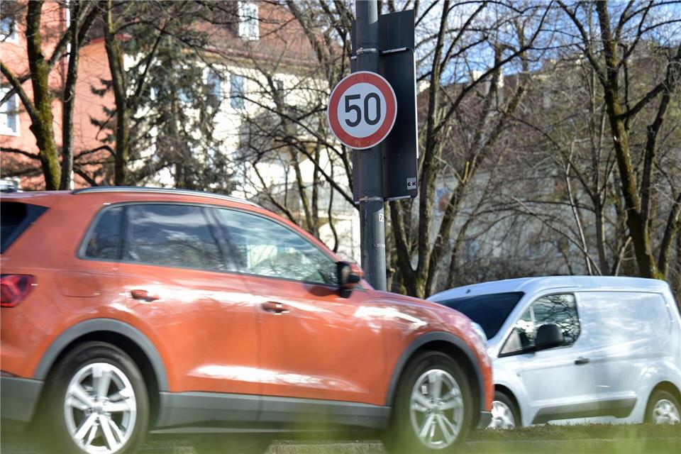 Derzeit gilt an der Landshuter Allee weiter Tempo 50 - trotz eines Gerichtsbeschlusses zu Tempo 30. (Archivbild)Malin Wunderlich/dpa