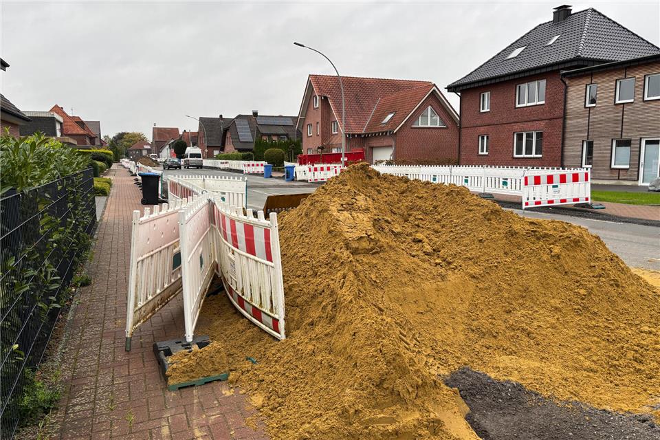 Derzeit ist auf der Bahnhofstraße in Heiden Slalom-Fahren angesagt. Anwohner ärgern sich über die schlechte Zufahrt.