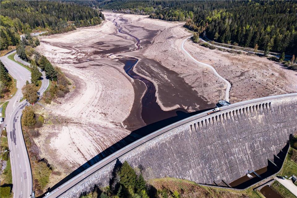 Derzeit ist der Stausee an der Schwarzenbachtalsperre vollständig entleert, damit unter anderem an der Staumauer gearbeitet werden kann. (Archivbild)Uli Deck/dpa