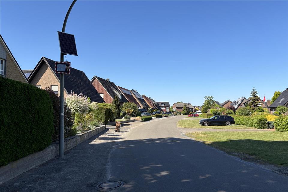 Derzeit ist die Anzeigetafel am Langenkamp montiert, da dort statt der bisher erlaubten 50 Kilometer pro stunde jetzt Tempo 30 gilt.
