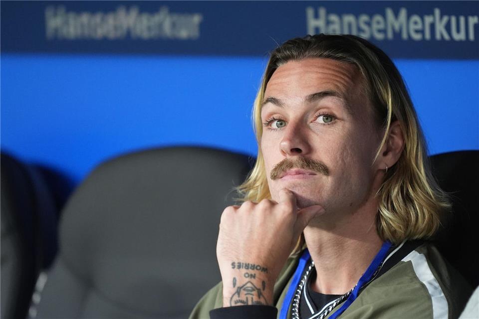 Wirbel um FC St. Paulis Kapitän Irvine Derzeit nur als Zuschauer bei Spielen seines FC St. Pauli dabei: Kapitän Jackson Irvine.Marcus Brandt/dpa