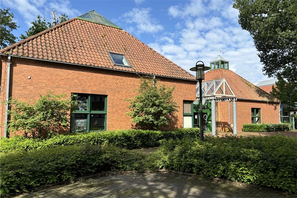 Derzeit sind Flüchtlings-Familien im Jugendhaus Erle untergebracht. Sollte die Mehrheit am Sonntag dem Bürgerentscheid zustimmen, muss eine andere Möglichkeit zur Unterbringung gefunden werden. Dann würde dort ab sofort wieder Jugendarbeit geleistet.