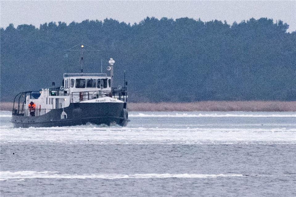 Derzeit verkehrt nur ein Eisbrecher zwischen Hiddensee und der Insel Rügen. Die Polizei verstärkt deshalb ihre Präsenz auf Hiddensee.Stefan Sauer/dpa