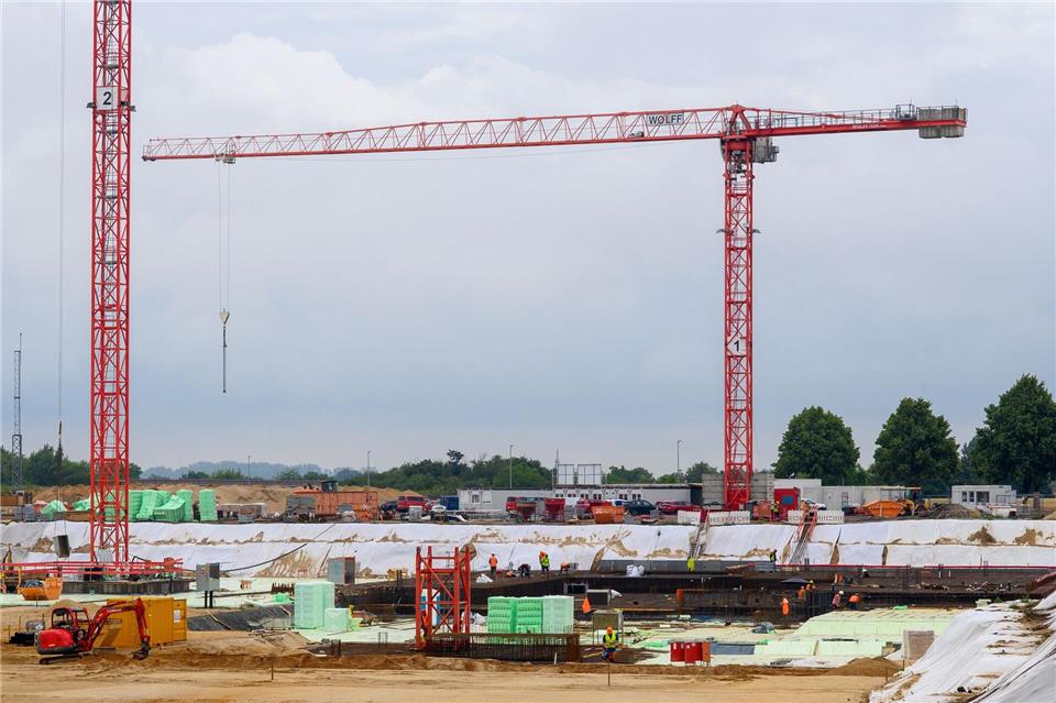 Derzeit werden Kräne auf der Baustelle aufgestellt. Klaus-Dietmar Gabbert/dpa