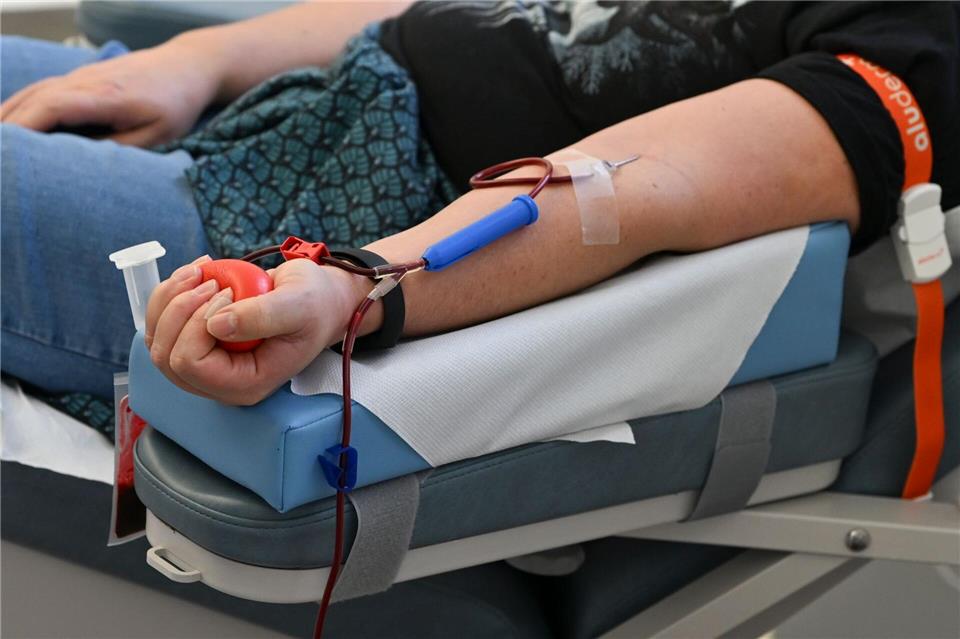 Derzeit werden die Blutkonserven knapp. Grünen-Politiker Janosch Dahmen fordert daher flexiblere Modelle für das Spenden - etwa mit Hilfe von Telemedizin.Jens Kalaene/dpa