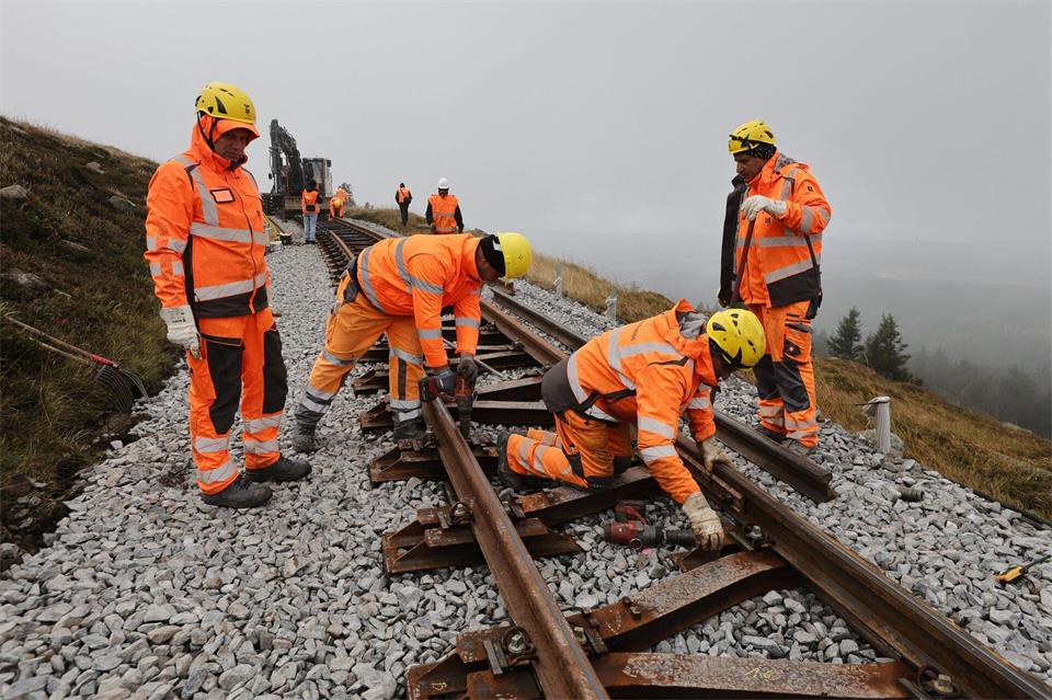 Derzeit wird das Gleisbett eines Streckenabschnittes der Harzer Schmalspurbahnen erneuert.Matthias Bein/dpa