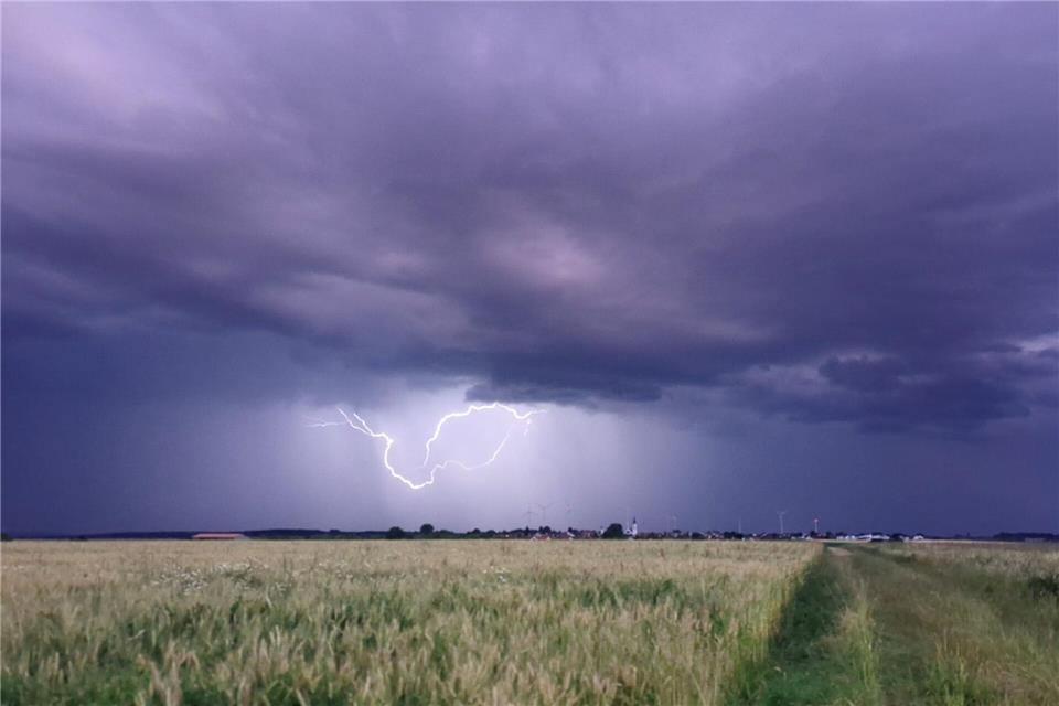 Derzeit ziehen schwere Gewitter durch den südlichen Teil des Kreises Borken. Symbolbild.
