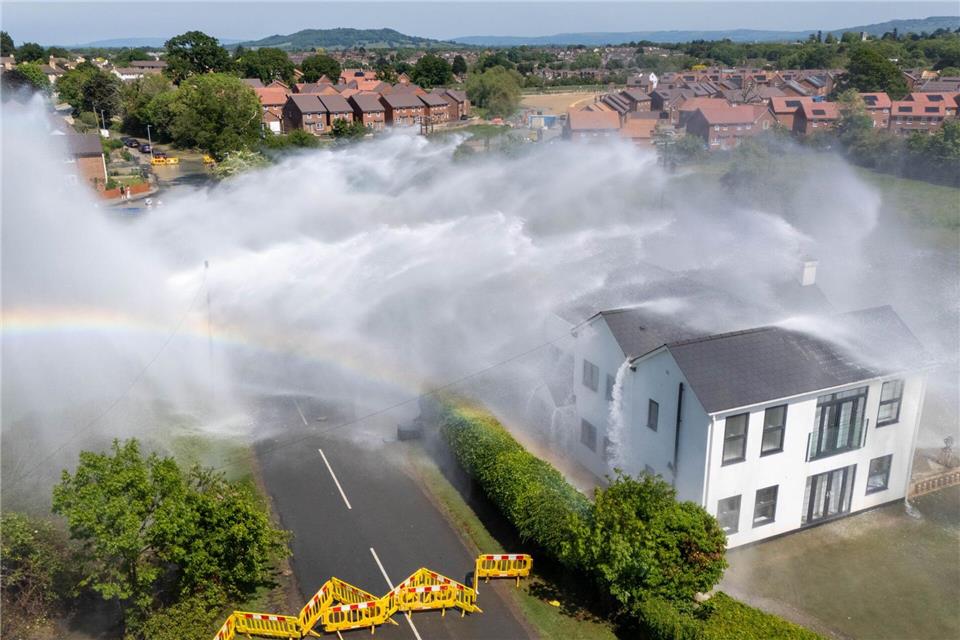 Des einen Freud … Wasserrohrbruch in Großbritannien.Ben Birchall/PA Media/dpa