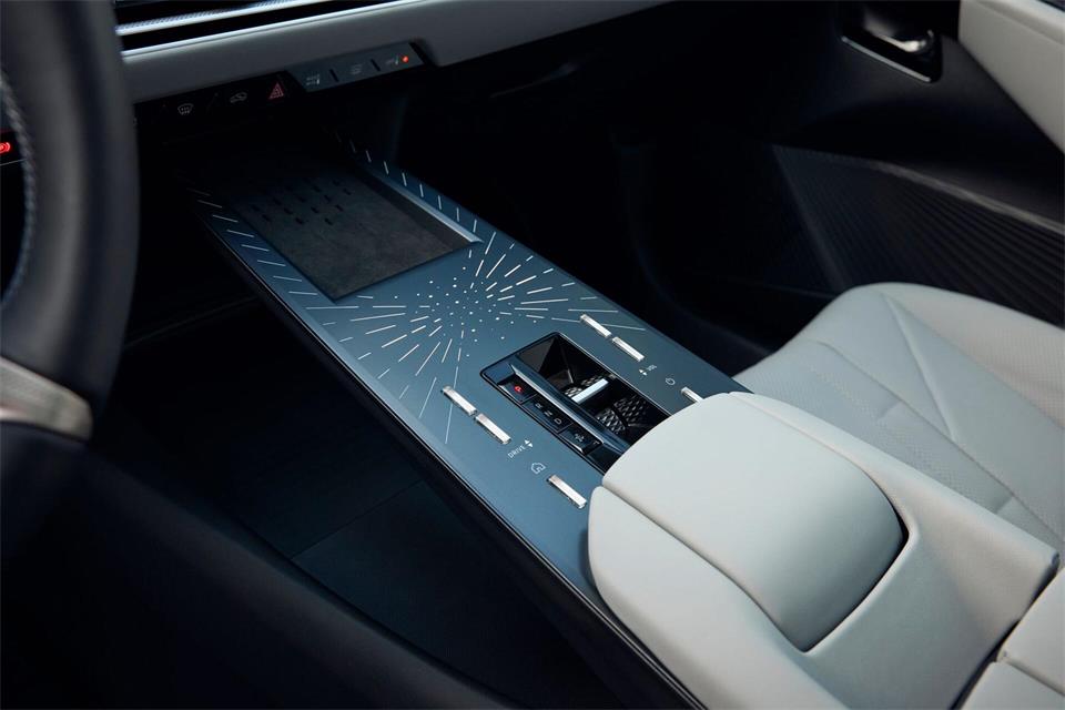 Design und Funktion auf der Mittelkonsole: Um den Wählhebel herum zeigen sich andere, zum Teil transparente Bedienelemente.DS Automobiles/dpa-tmn