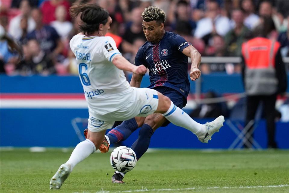 Désiré Doué (r) musste mit PSG mit einem 2:2 gegen Lorient zufrieden sein.Christophe Ena/AP/dpa