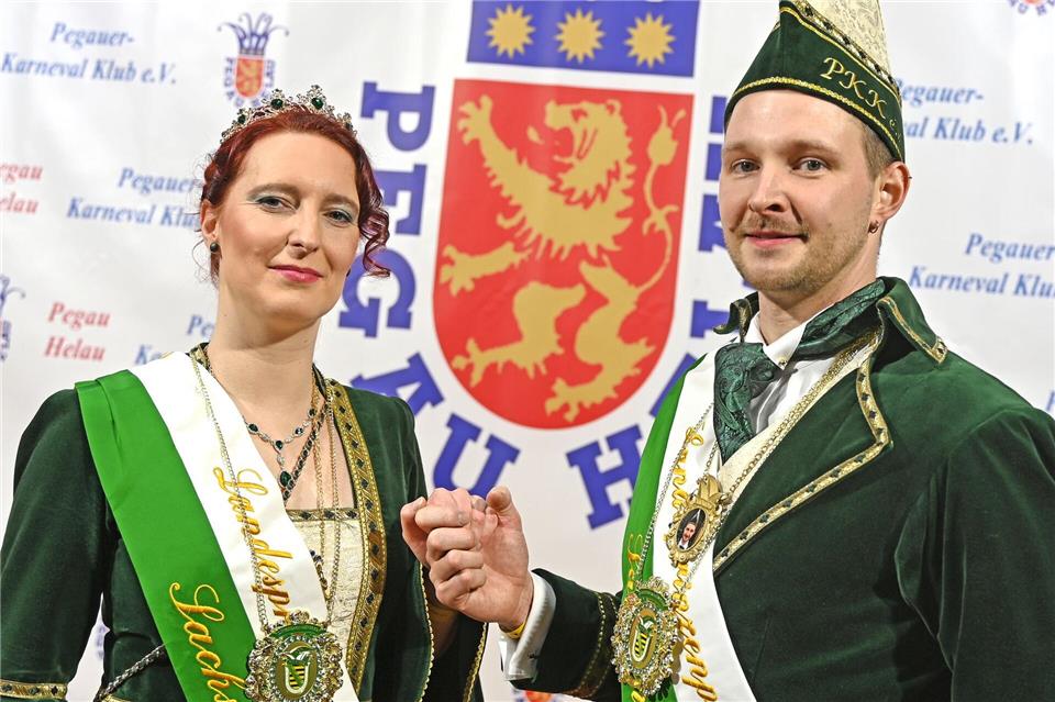 Désirée und Simon Kremers sind das 62. Pegauer Prinzenpaar - und vertreten ganz Sachsen.David Hammersen/dpa