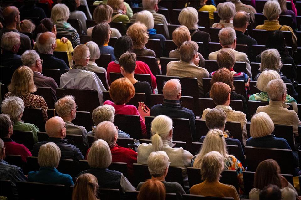 Destatis zufolge wächst die Zahl der 67-Jährigen und Älteren bis 2038 weiter. (Symbolbild)Sina Schuldt/dpa