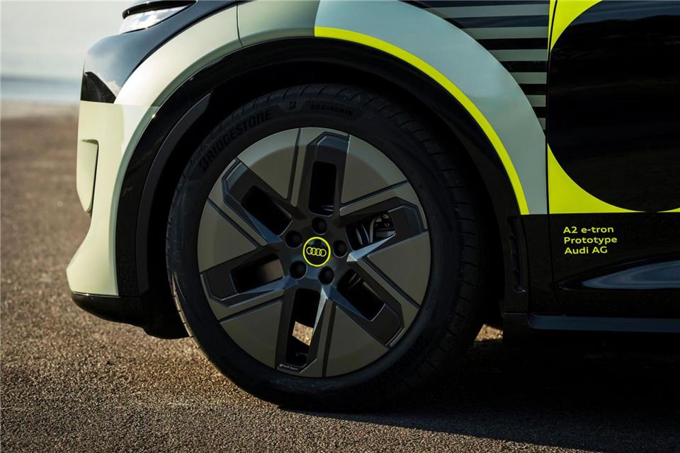 Detailarbeit an der Autoflanke: Mit aerodynamischen Elementen (Gab Reducer) in den Radlaufblenden will Audi den Spalt zwischen Rad und Radhaus reduzieren, die Strömung beruhigen und die Turbulenzen verringern.Audi AG/dpa-tmn