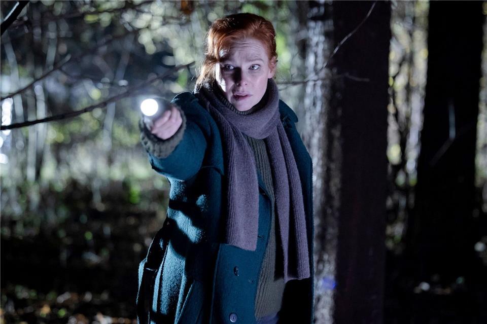 Kochkurs mit fatalen Folgen – Charlotte-Link-Krimi im Ersten Detective Sergeant Kate Linville (Henny Reents) steht bei der Jagd nach einem Phantom vor mehreren Rätseln. Khuram Qadeer Mirza/ARD Degeto Film/dpa