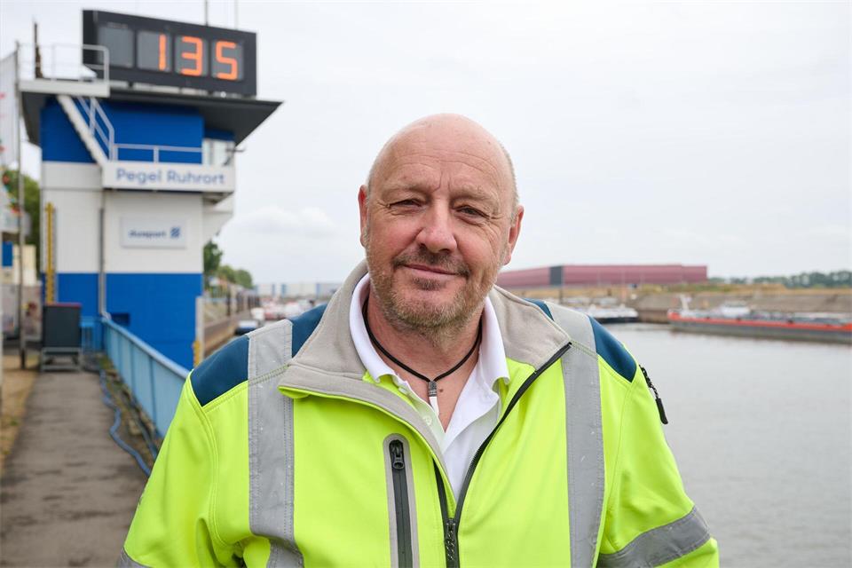 Detlef Bours ist einer von fünf Hafenmeistern der Duisburger Hafen AG. Bernd Thissen/dpa