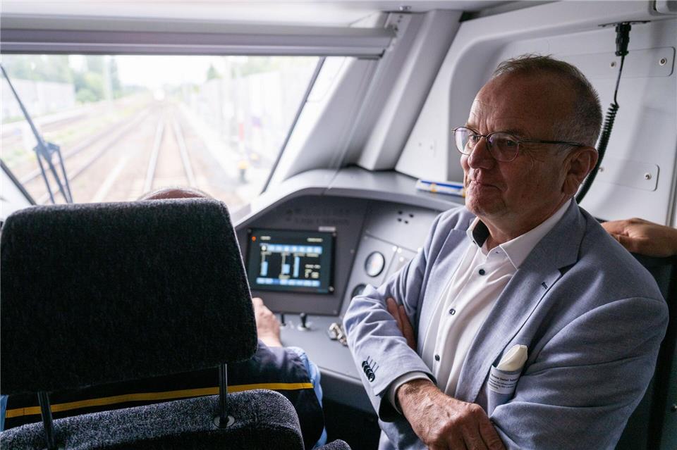 Detlef Tabbert schimpft über die Bahn mit Blick auf den Streckenausbau in Richtung Stettin.Christophe Gateau/dpa