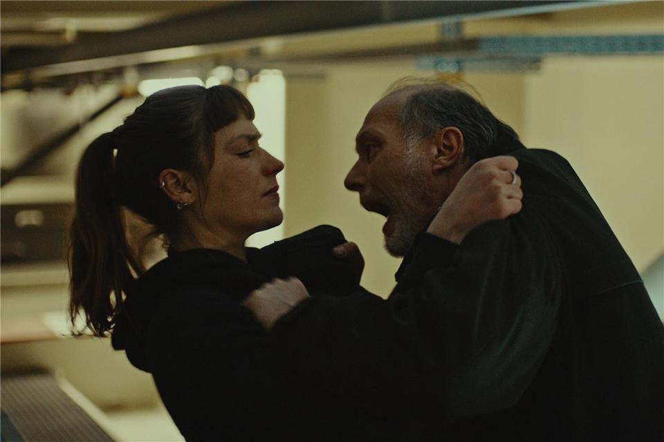 Detlev Schulte (Martin Brambach) und Kommissarin Jule Zabek (Sophie Pfennigstorf) rangeln miteinander - auf einer hohen Brücke, von der Zabek dann fällt. Carol Burandt Von Kameke/ZDF/dpa