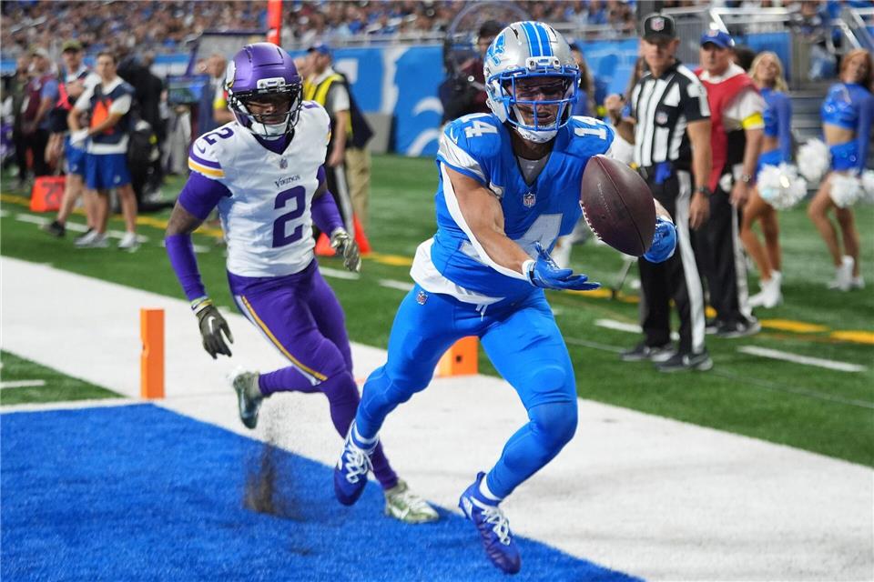 Detroits Amon-Ra St. Brown (r) blieb gegen die Vikings ohne Touchdown.Paul Sancya/AP/dpa