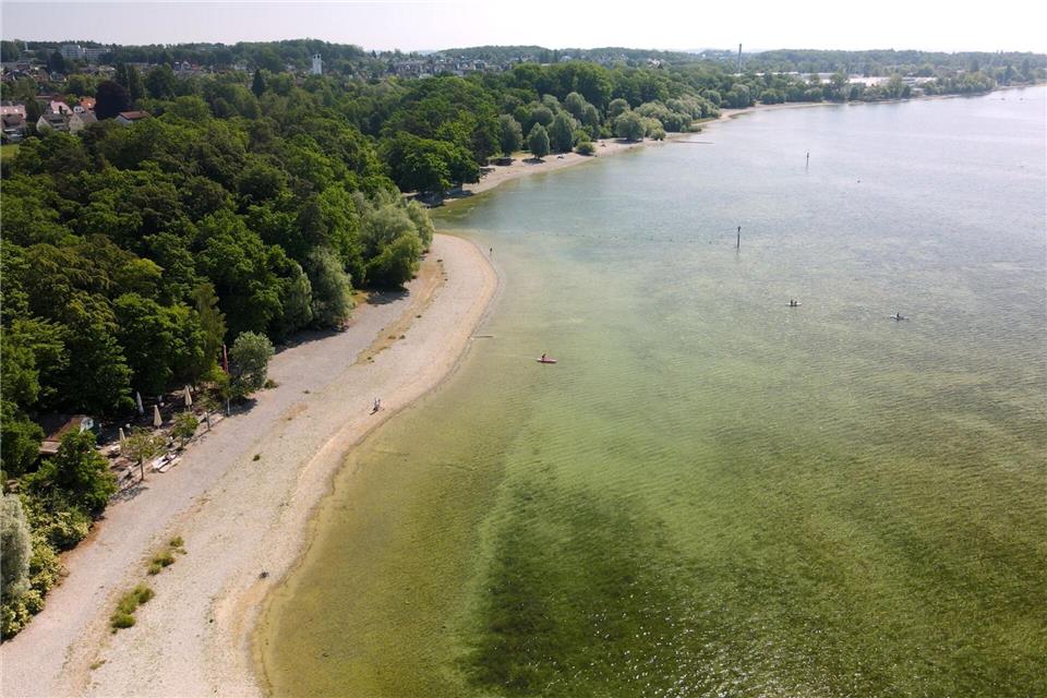 Deutlich ist der viel breitere Strand am Ufer und der geringe Wasserstand. Niklas Wotschel/dpa