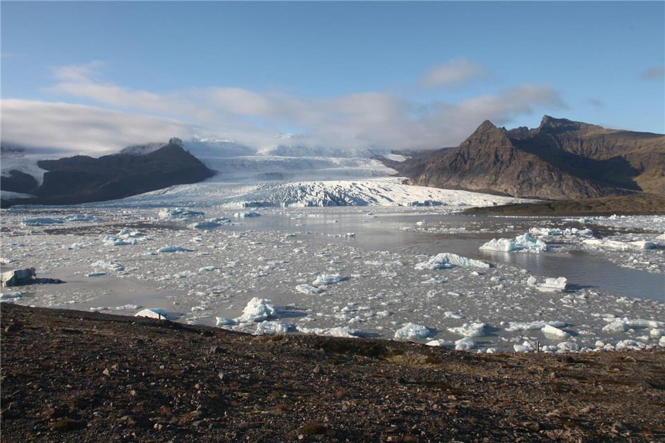 Deutlich ruhiger als der Jökulsárlón und nicht minder schön ist der Gletschersee Fjallsárlón.Manuel Meyer/dpa-tmn