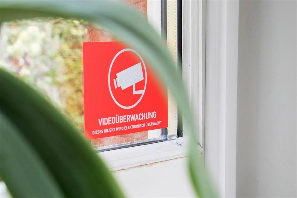 Deutliche Information: Auf überwachte Bereiche muss gut sichtbar hingewiesen werden.Christin Klose/dpa-tmn