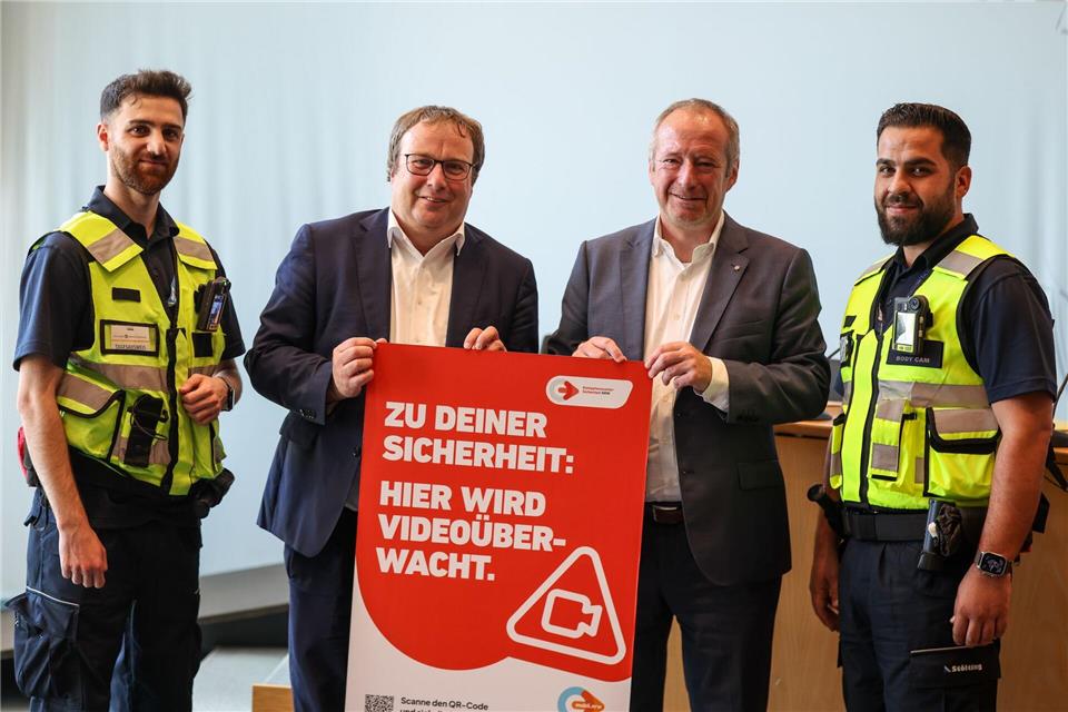 Deutlichere Hinweise auf die Videoüberwachung in Zügen sollen Straftäter abschrecken.Christoph Reichwein/dpa