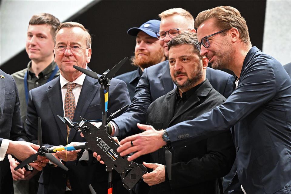 Deutsch-ukrainische Drohnenproduktion für den Krieg gegen Russland startet: Der ukrainische Präsident Wolodymyr Selenskyj nimmt im Beisein von Verteidigungsminister Boris Pistorius die erste Drohne des Unternehmens QFI entgegen.Sven Hoppe/dpa