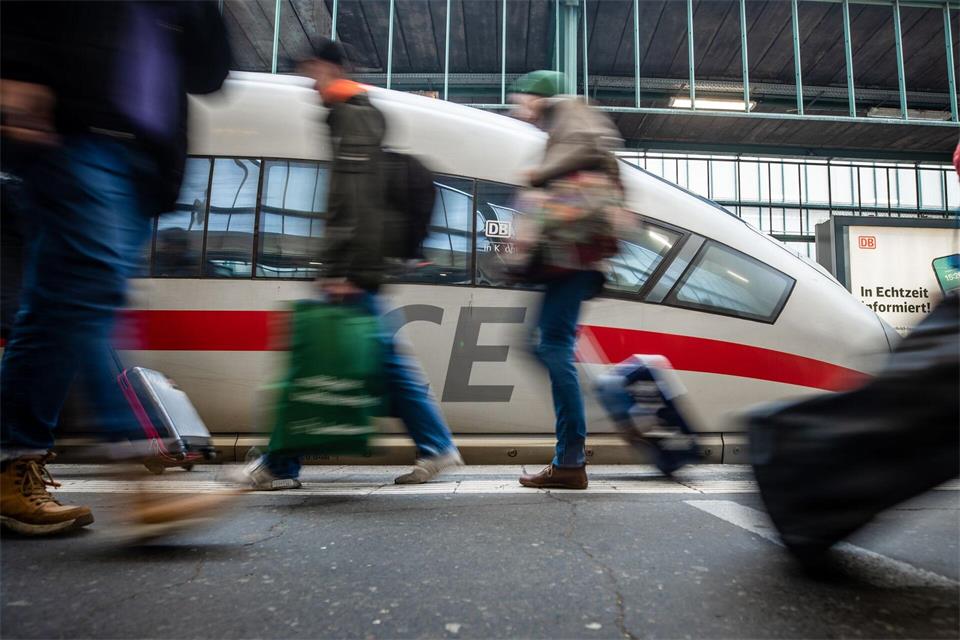 Deutsche Bahn: Änderungen zum Fahrplanwechsel. (Symbolbild)Christoph Schmidt/dpa