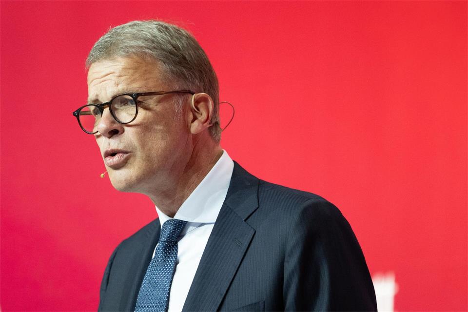 Deutsche-Bank-Chef Christian Sewing sieht großes Potenzial für eine Altersvorsorge über den Kapitalmarkt. (Archivbild)Florian Wiegand/dpa