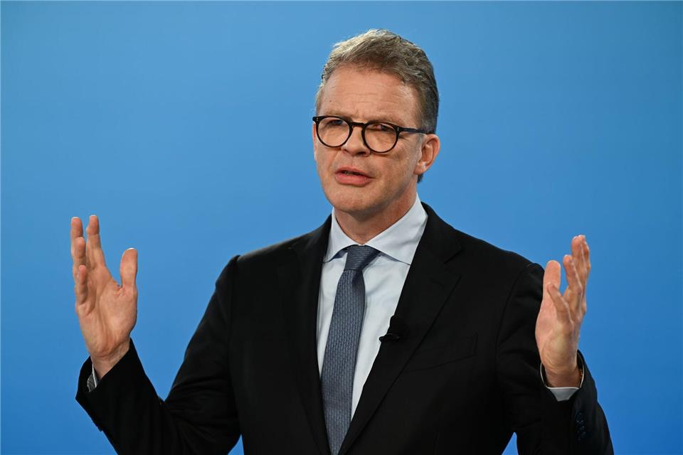 Deutsche-Bank-Chef Sewing richtet einen dringenden Appell an Politik und Beschäftigte. (Archivbild)Arne Dedert/dpa