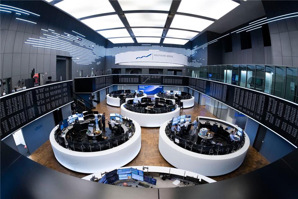 Deutsche Börse in Frankfurt: Aktien können auch für junge Hessinnen und Hessen eine wichtige Rolle spielen. (Archivbild)Boris Roessler/dpa