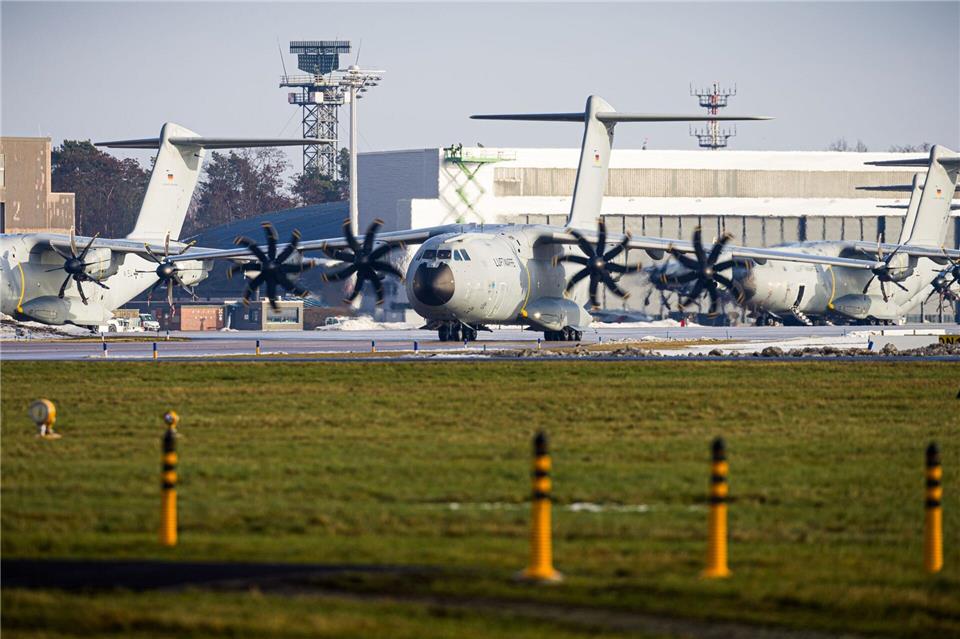 Deutsche Bundeswehr-Soldaten sind am Morgen vom Fliegerhorst Wunstorf nach Dänemark gestartet.Moritz Frankenberg/dpa