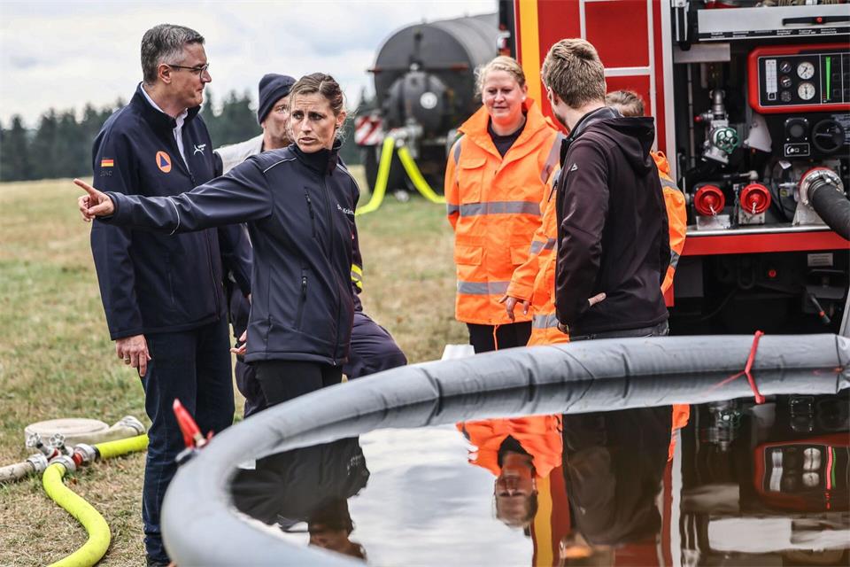 Deutsche Einsatzkräfte unterstützen die belgische Feuerwehr vor allem, in dem sie helfen Löschwasser ins Brandgebiet zu bringen. Die Zahl der Einsatzkräfte ist aber inzwischen deutlich zurückgefahren worden.Oliver Berg/dpa
