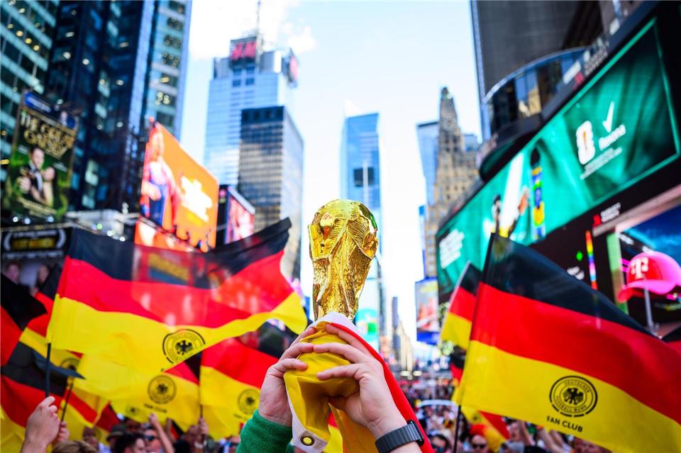Deutsche Fans auf dem Times Square in New York am Vortag des letzten Gruppenspiels gegen Ecuador.Tom Weller/dpa