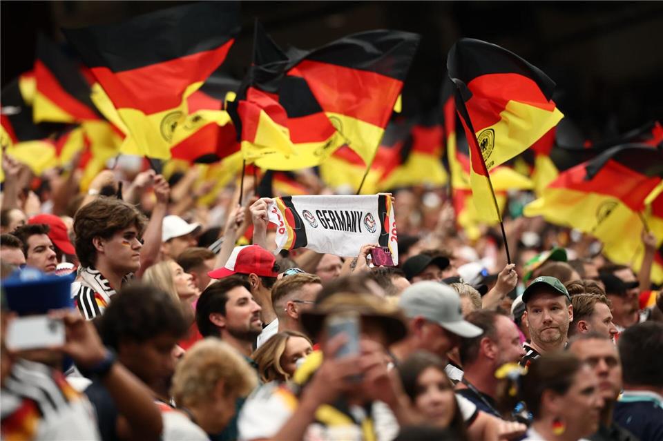 Deutsche Fans beim WM-Spiel der DFB-Elf in Houston. (Archivbild)Christian Charisius/dpa