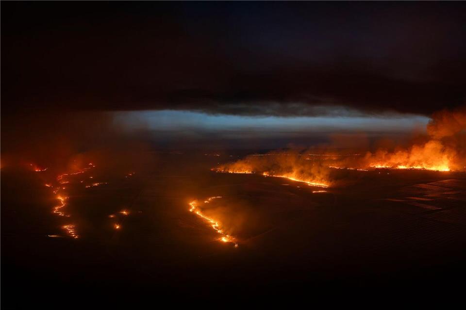 Deutsche Feuerwehrleute aus Nordrhein-Westfalen und Niedersachsen werden voraussichtlich in der Extremadura bei der Waldbrandbekämpfung helfen. Carlos Criado/EUROPA PRESS/dpa