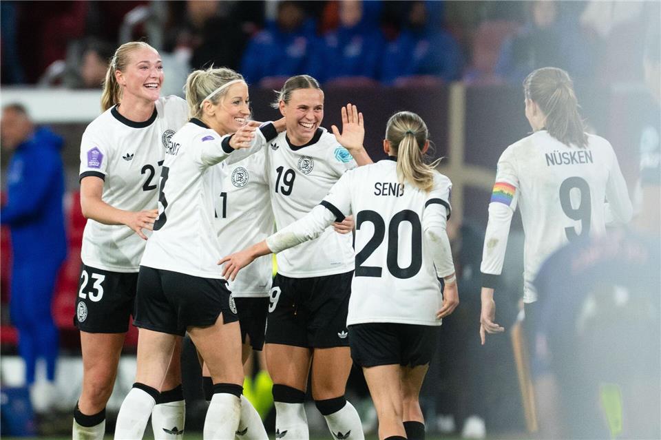 DFB-Frauen glücklich nach „Wahnsinns-Fußballabend“ Deutsche Jubeltraube: Auch dank Camilla Küver (l) blieb die DFB-Elf ohne Gegentor. Marius Becker/dpa